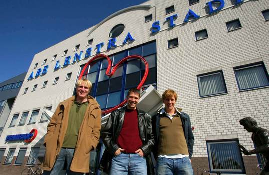 Petter Hansson, Stefan Selakovic och Erik Edman framför