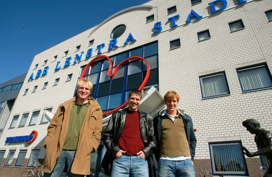 Petter Hansson, Stefan Selakovic och Erik Edman framför