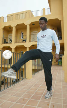 Fotboll, La Manga, Martin Mutumba, AIK, med sin teknikboll