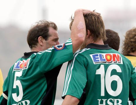 Målskyttarna Peter Berggren och Johan Wallinder jublar