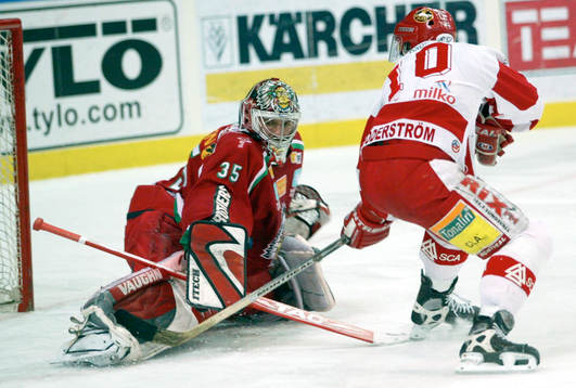 Christian Söderström gör mål bakom Henrik Lundqvist