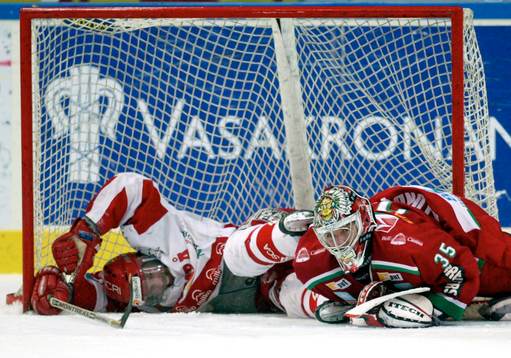 MÅL! Robert Carlsson och Henrik Lundqvist besöker