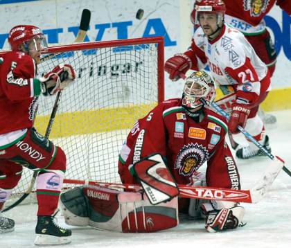 Jan-Axel Alavaara och Henrik Lundqvist rensar framför