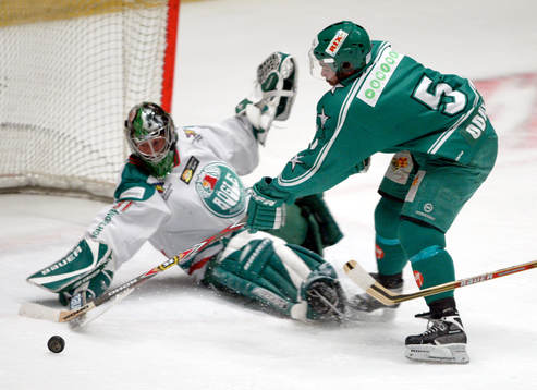 Magnus Wennström, målvakt, Rögle och Johnny Oduya,