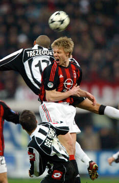 Laursen och Trezeguet. Nick, nickduell