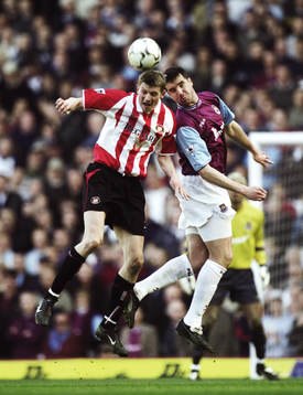 Tore Andre Flo, Sunderland  i nickduell mot Ian Pearce,