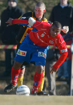 Alvaro Santos fasthålls
