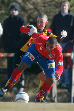 Alvaro Santos hålls fast