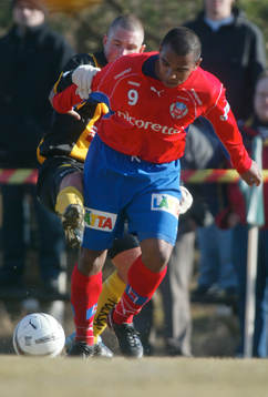 Alvaro Santos hålls fast