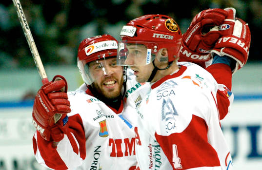 Tommy Rajamäki gratuleras av Martin Lindman
