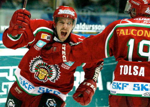 Joel Lundqvist grattas av Jari Tolsa, Frölunda. Jubel