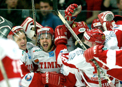 Kalle Koskinen avgjorde matchen i sudden death. Jubel i