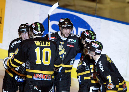En glad David Engblom, AIK gratuleras av lagkamraterna