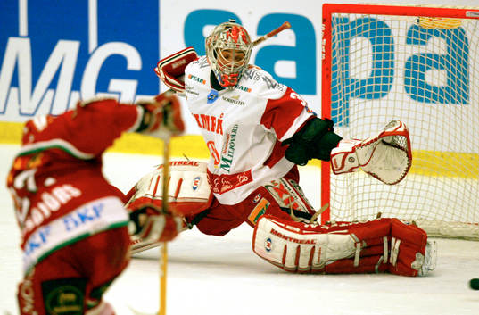 Jonas Esbjörs, Frölunda skjuter i insidan av stolpen