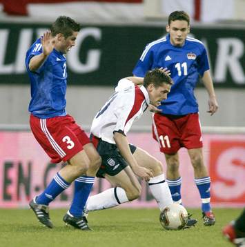 Michael Owen, England utmanar Fabio D'elia och Andreas
