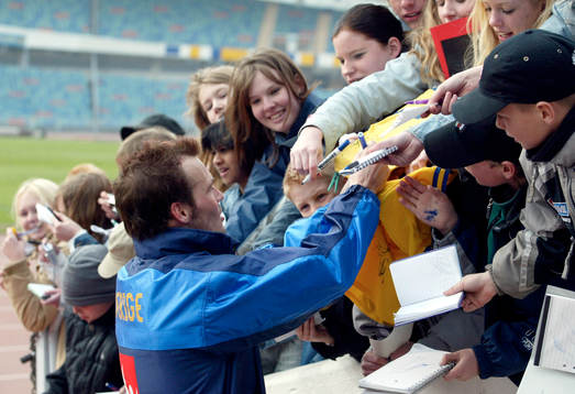 Fredrik Ljungberg skriver autografer