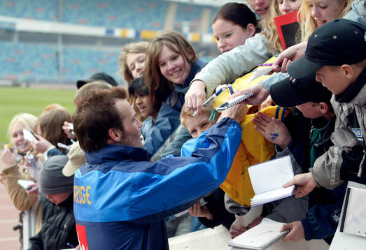 Fredrik Ljungberg skriver autografer
