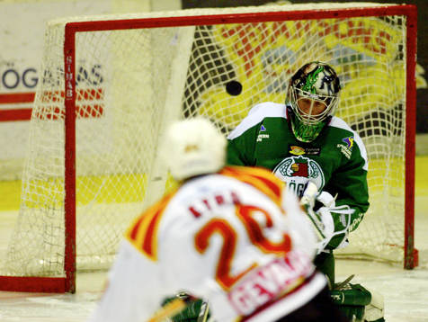 Robert Kyrö, Brynäs ser sitt skott gå över axeln på