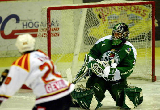 Robert Kyrö, Brynäs ser sitt skott gå över axeln på