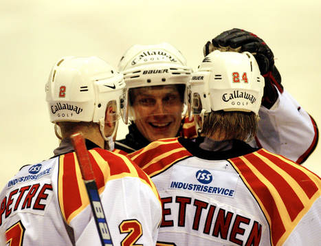 Robert Kyrö, Brynäs gratuleras till sitt 1-3-mål av