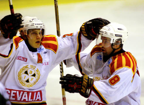Robert Kyrö, Brynäs gratuleras till sitt 1-3-mål av