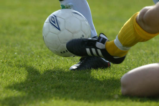 Fotboll, närkamp, boll, fot, fötter, gräs