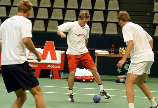 Svenska laget - med Jonas Björkman i centrum - kopplar av