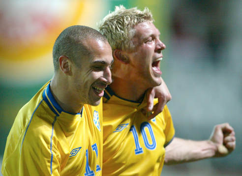 Henrik Larsson och Marcus Allbäck jublar