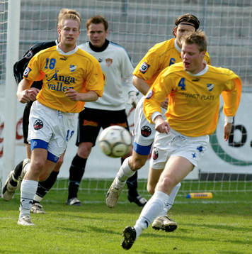 s Marcus Nilsson och Fredrik Jönsson jagar bollen
