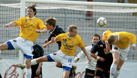 Fotboll, superettan, IFK Malmö - Cafe Opera. Hörna.