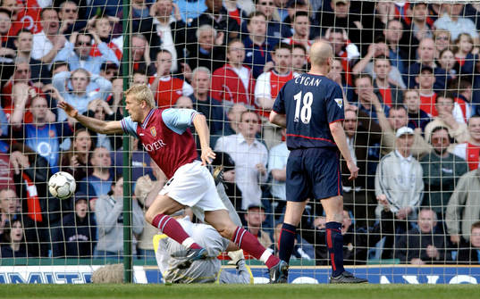Marcus Allbäck, Aston Villa,  jublar åt Arsenals
