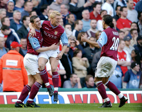 Gareth Barry , Marcus Allbäck och Moustapha Hadji jublar