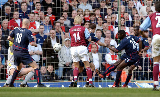 Kolo Toure gör självmål för Arsenal. Marcus Allbäck