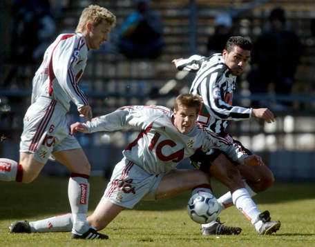 Gabriel Ucar trycker ner Sebastian Johansson