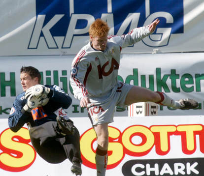 Jonas Sandqvist, målvakt,  tacklas av Patrik Andersson.