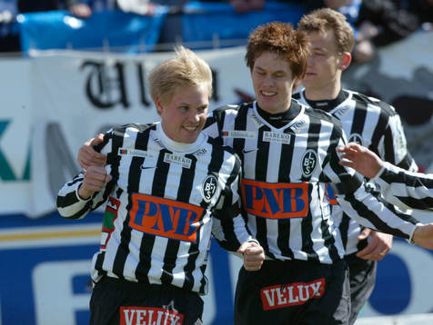 Premiärskytten Mathias Eklund grattas av Johan Andersson