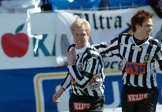 Premiärskyttenm Mathias Eklund grattas av Johan Andersson.