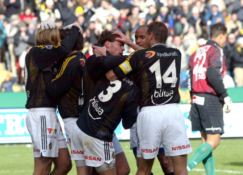 Andreas Alm, AIK gratuleras av lagkamraterna