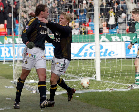 Andreas Alm, AIK gratuleras av Karl Corneliusson (1-0)