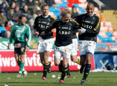 Karl Corneliusson, AIK gratuleras av Jimmy Tamandi