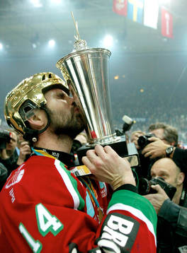 Frölunda svenska mästare! Patrik Carnbäck kysser bucklan