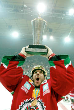 Frölunda svenska mästare! Henrik Lundqvist lyfter bucklan