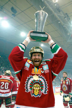 Frölunda svenska mästare! Mikael Andersson lyfter bucklan