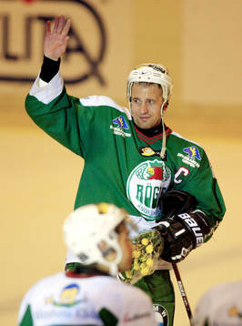 Roger Hansson tackas av