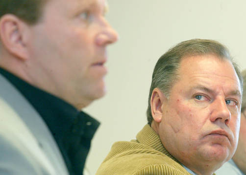 Ystads tränare Nils-Erik Persson tittar snett på sin