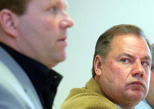 Nils-Erik Persson, tränare, Ystad,  tittar snett på sin