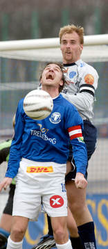 Jonas Nilsson trycks i ryggen av…