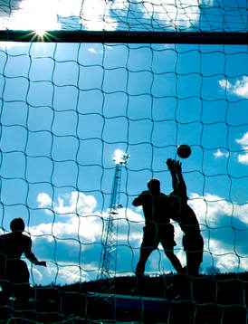 Dick Last plockar ner ett inlägg. genrebild, fotboll