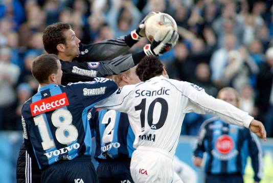 Andreas Isaksson, målvakt, Djurgården och Sharbel Touma,