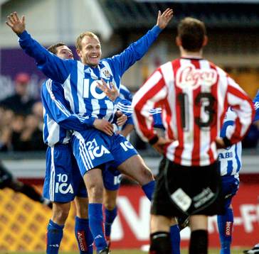 Hans Blomqvist gratuleras av Martin Eriksson